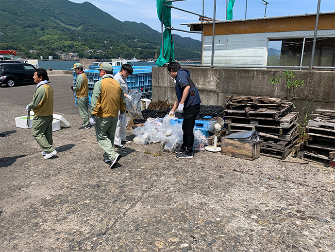 「尾鷲港岸壁一斉清掃活動」に参加の様子