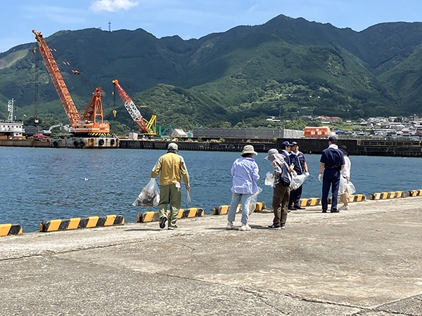 尾鷲港岸壁一斉清掃活動風景写真2