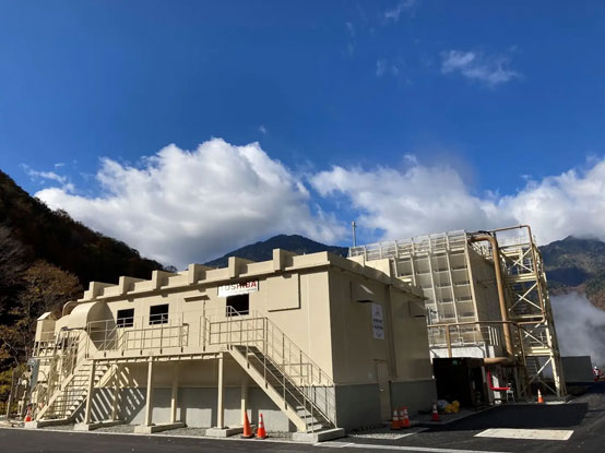 タービン・発電機建屋（左手前）・冷却塔（右奥）