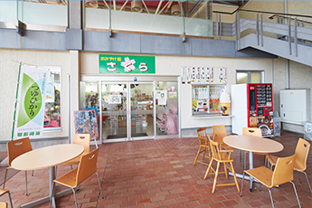 売店前 ピロティ