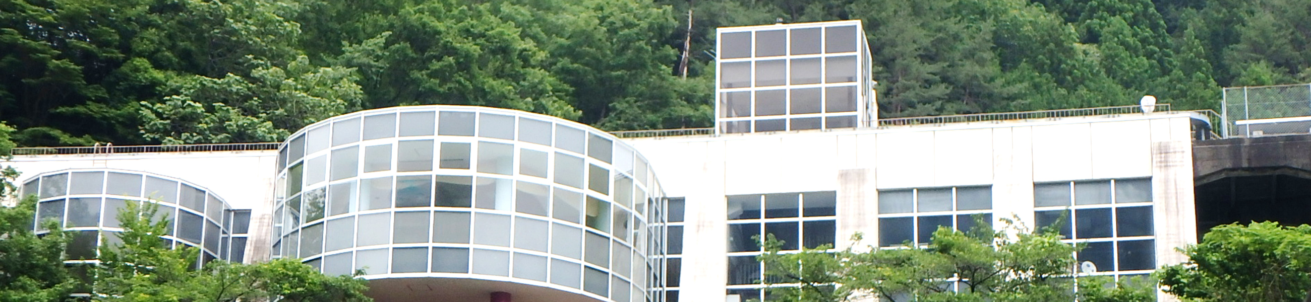 井川展示館 雄大なアルプスに囲まれた井川展示館は自然と電気の関係を楽しみながら学べる施設です。