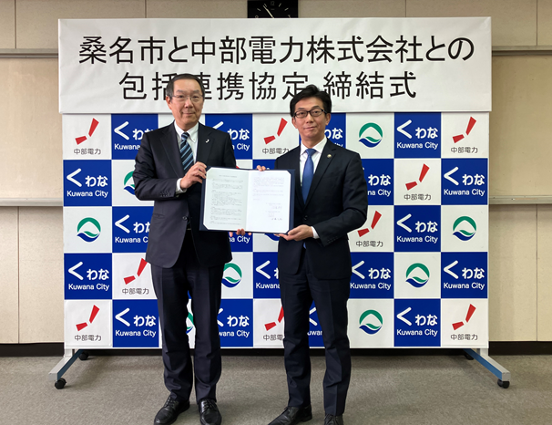 中部電力 取締役 副社長執行役員 伊藤久德と桑名市 市長 伊藤徳宇の写真 中部電力 取締役 副社長執行役員 伊藤久德と桑名市 市長 伊藤徳宇の写真