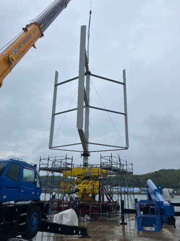 浮遊軸型風車(FAWT)小型実験機 陸上試験の写真