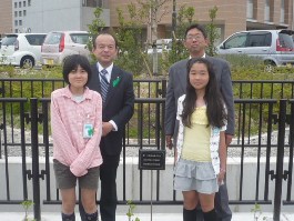 「40周年記念植樹」標柱を囲んでの写真 「40周年記念植樹」標柱を囲んでの写真