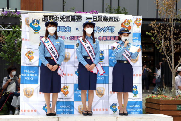 「カーリング部員が一日警察署長を務めました」のイメージ