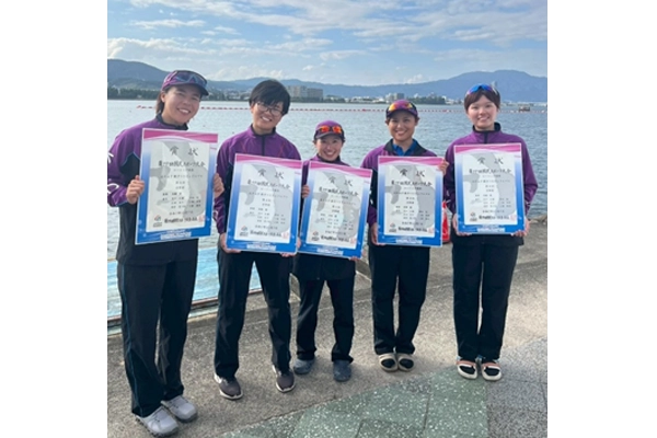 京都府成年女子舵手付きクォドルプル（右から2番目が西村選手）